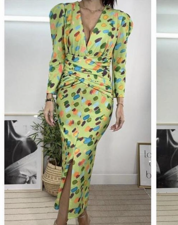 VESTIDO DE CIRCULOS CON FONDO VERDE